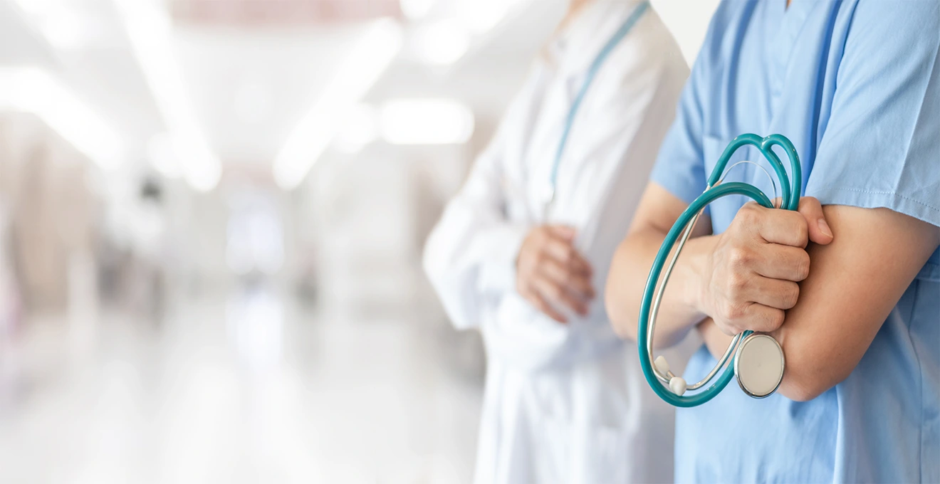 Médecin en blouse blanche présentant son autorisation d'exercice officiel dans un cabinet médical